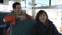NHK総合「のんびりゆったり路線バスの旅スペシャル 拡大版！ちょっといい景色へ 徳島・福島」より、左から野間口徹、峯村リエ。(c)NHK