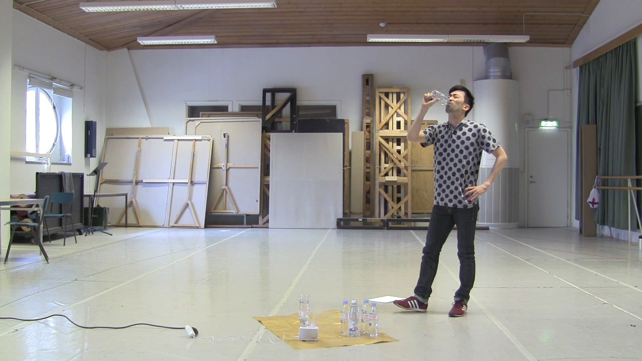 ペットボトルの水を巡って、スウェーデン在住のダンサー・児玉北斗が日本公演