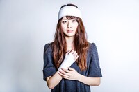 荒井レイラ演じるメイ。