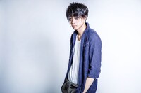 小坂涼太郎演じるアキラ。