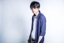 小坂涼太郎演じるアキラ。