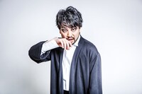 瀬尾卓也演じる謎の男。