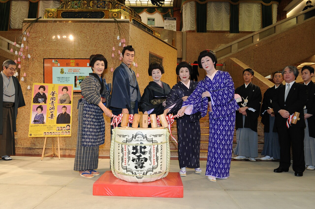 舞台衣装で鏡開き、水谷八重子らが新派「華岡青洲の妻」をアピール