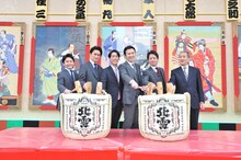 浅草公会堂 正面玄関前にて行われた鏡開きの様子。左から中村梅丸、中村隼人、坂東巳之助、尾上松也、中村壱太郎、中村錦之助。