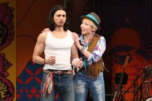 「お気に召すまま」ゲネプロより。左からジュリアン演じるオーランドー、柚希礼音演じるロザリンド。