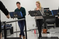 「ニューイヤー・ミュージカル・コンサート 2017」リハーサルより、左からアダム・カプラン、ジーナ・クレア・メイソン。