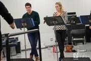 「ニューイヤー・ミュージカル・コンサート 2017」リハーサルより、左からアダム・カプラン、ジーナ・クレア・メイソン。