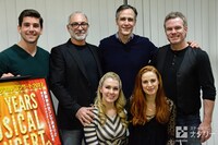 「ニューイヤー・ミュージカル・コンサート 2017」フォトセッションの様子。上段左からアダム・カプラン、ロベール・マリアン、ハワード・マクギリン、マット・ローラン、下段左からジーナ・クレア・メイソン、ティール・ウィックス。