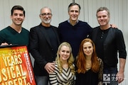 「ニューイヤー・ミュージカル・コンサート 2017」フォトセッションの様子。上段左からアダム・カプラン、ロベール・マリアン、ハワード・マクギリン、マット・ローラン、下段左からジーナ・クレア・メイソン、ティール・ウィックス。