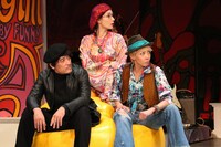 「お気に召すまま」ゲネプロより。左から橋本さとし演じるジェークイズ、マイコ演じるシーリア、柚希礼音演じるロザリンド。