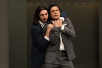 「お気に召すまま」ゲネプロより。左からジュリアン演じるオーランドー、横田栄司演じるオリヴァー。