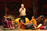 「お気に召すまま」ゲネプロより。中央は小野武彦演じるロザリンドの父。