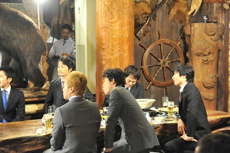 「『ハナタレナックス』EX（特別編）世界遺産・知床をゆく チームナックス5人旅～絶景＋秘湯×北海道グルメ＝珍道中？～」告知番組の公開収録より。記者の質問に答えるメンバーたち。