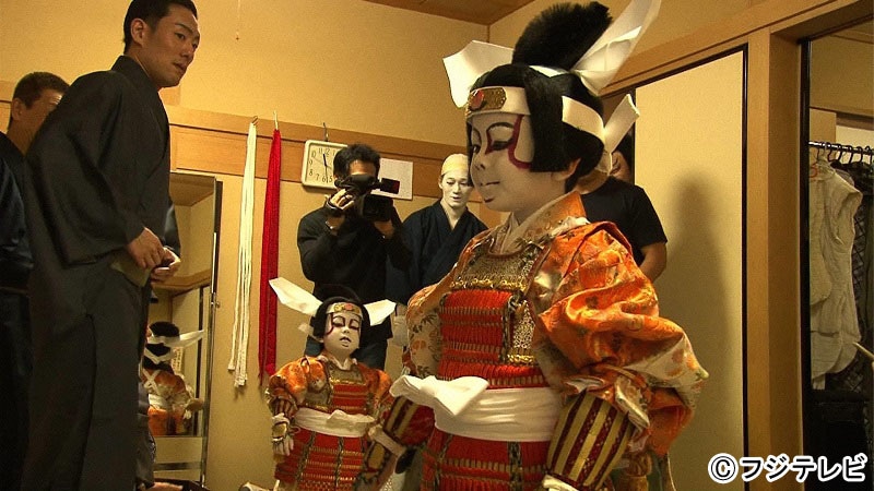 フジテレビ系 金曜プレミアム「祝！中村屋ファミリー 独占密着！5歳と3歳の兄弟襲名 泣いて笑って稽古して…初舞台SP（仮）」より、楽屋にて。左から中村勘九郎、波野七緒八、波野哲之。