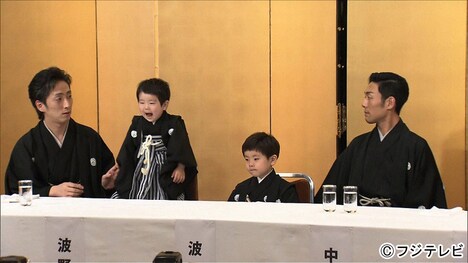 フジテレビ系 金曜プレミアム「祝!中村屋ファミリー 独占密着!5歳と3歳の兄弟襲名 泣いて笑って稽古して…初舞台SP(仮)」より、初舞台記者会見の様子。左から中村七之助、波野哲之、波野七緒八、中村勘九郎。