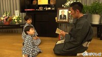 フジテレビ系 金曜プレミアム「祝！中村屋ファミリー 独占密着！5歳と3歳の兄弟襲名 泣いて笑って稽古して…初舞台SP（仮）」より、自宅で七緒八と哲之に書抜きを渡す勘九郎。左から波野七緒八、波野哲之、中村勘九郎。