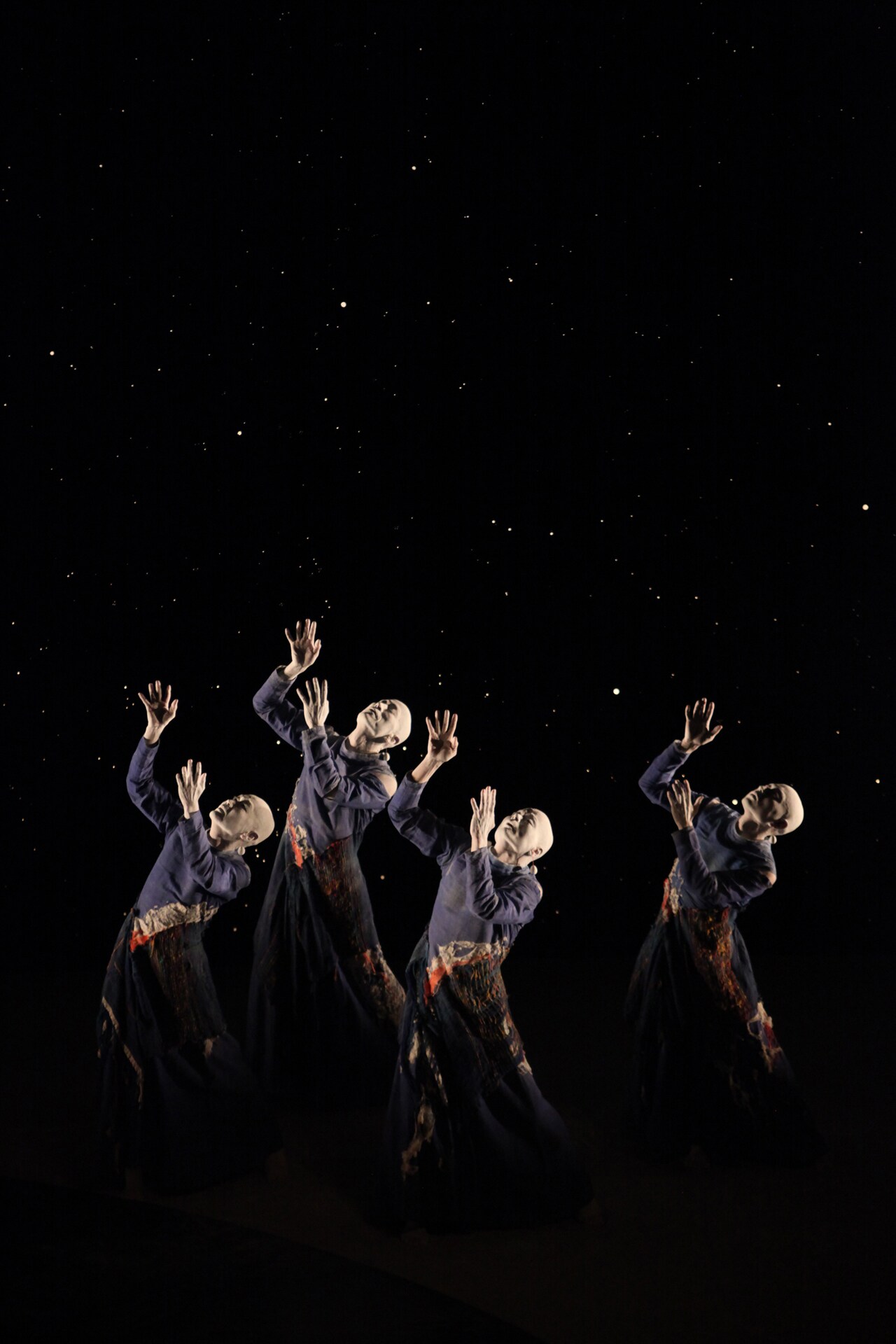 星々の瞬きを幻想的に表現、山海塾「降りくるもののなかで―とばり」北九州で