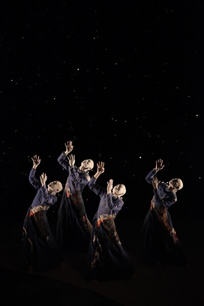 山海塾「降りくるもののなかで―とばり」ビジュアル(c)Sankai Juku