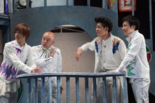 エン*ゲキ#02「スター☆ピープルズ!!」ゲネプロより。左から赤澤燈、酒井敏也、井澤勇貴、鈴木勝吾。（撮影：京介）