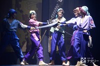 「ミュージカル『忍たま乱太郎』第8弾 ～がんばれ五年生！技あり、術あり、初忍務!!～」より、左から倉本発演じる重、杉江優篤演じる鬼蜘蛛丸、新田健太演じる蜉蝣、薫太演じる義丸、橘龍丸演じる舳丸。