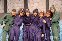 「ミュージカル『忍たま乱太郎』第8弾 ～がんばれ五年生！技あり、術あり、初忍務!!～」フォトセッションの様子。左から海老澤健次、栗原大河、佐藤智広、山木透、吉田翔吾、久下恭平、北村健人。