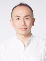 「中橋公館」と「大空の虹を見ると 私の心は躍る」に出演する木津誠之。