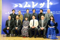 「ハムレット」製作発表フォトセッションの様子。上段左から藤原道山、壤晴彦、今拓哉、加藤和樹、山口馬木也、村井國夫、下段左からジョン・ケアード、北村有起哉、貫地谷しほり、内野聖陽、國村隼、浅野ゆう子。