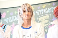 高橋奏役の荒牧慶彦。