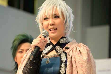 カタリナ・ラウラン役の緒月遠麻。