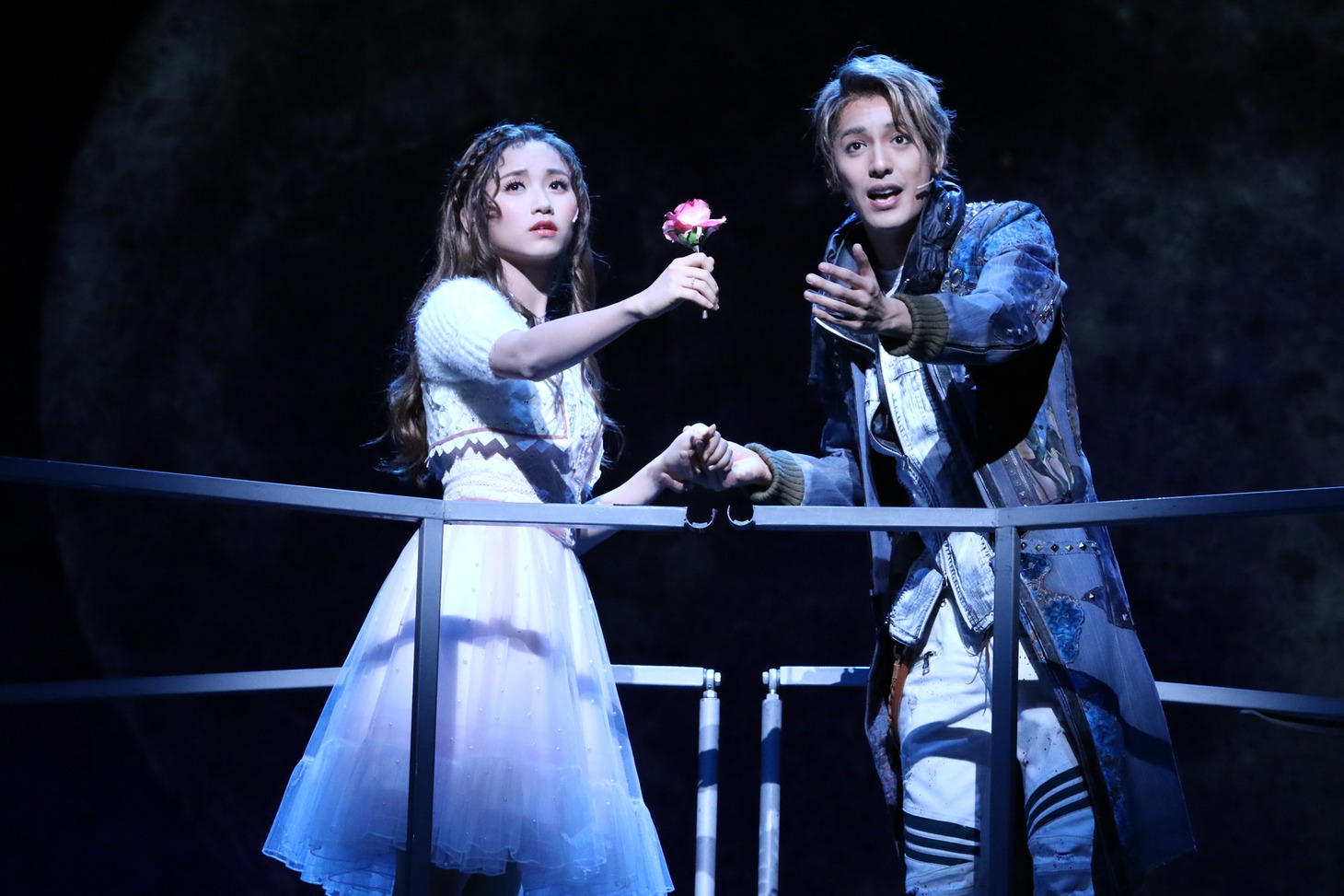 ミュージカル「ロミオ＆ジュリエット」フォトコールより。左から木下晴香、大野拓朗。（撮影：田中亜紀）