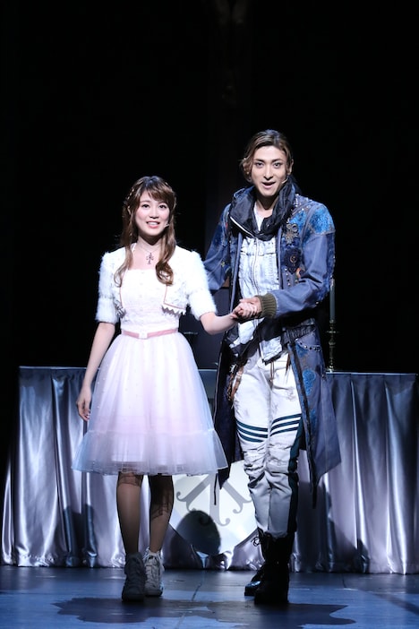 ミュージカル「ロミオ＆ジュリエット」フォトコールより。左から生田絵梨花、古川雄大。（撮影：田中亜紀）