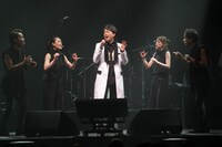 「山崎育三郎 コンサート ～1936 your songs～」より。（撮影：矢部志保）