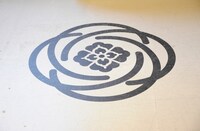 床にあしらわれた大和守安定の刀剣男士紋。