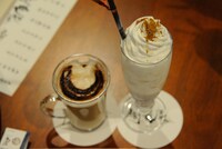 左から三日月宗近、山姥切国広のコラボドリンク。