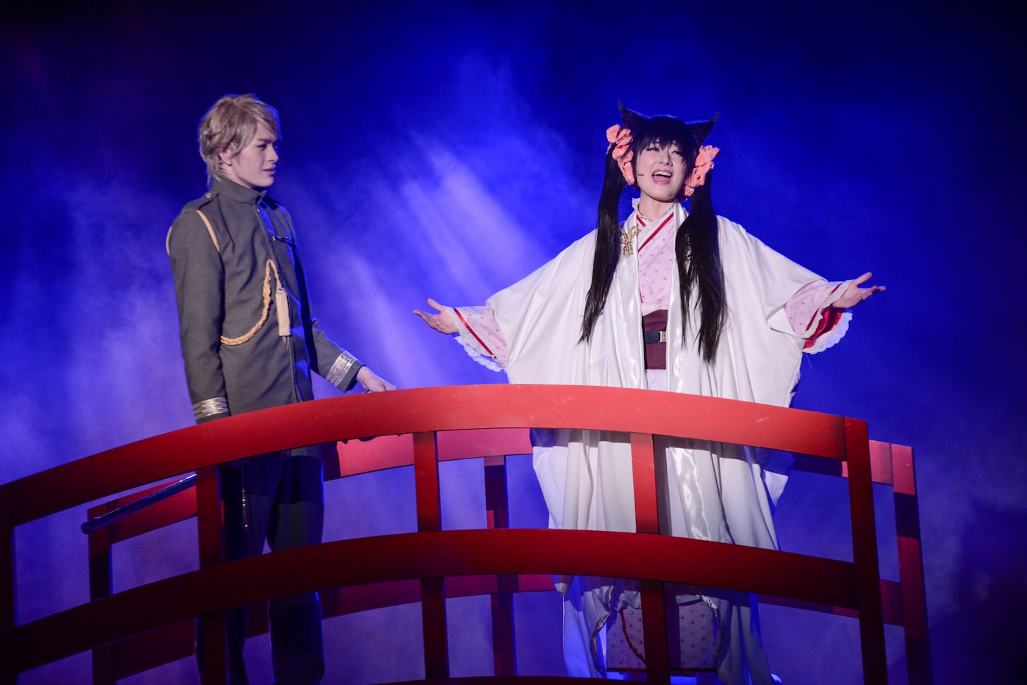 舞台「おとめ妖怪ざくろ」ゲネプロより、左から遊馬晃祐演じる総角景、野田和佳子演じる西王母桃（ざくろ）。