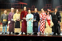 ミュージカル「しゃばけ」フォトセッションの様子。左から川下大洋、福井将太、逢沢優、滝川英治、植田圭輔、中村誠治郎、 藤原祐規、大平峻也、萩野崇。