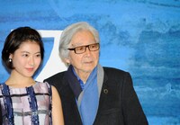 音楽劇「マリウス」製作発表記者会見の様子。左から瀧本美織、山田洋次。