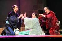 ミュージカル「しゃばけ」より、左から中村誠治郎演じる仁吉、植田圭輔演じる一太郎、滝川英治演じる佐助。