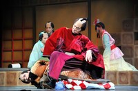 ミュージカル「しゃばけ」より、上から滝川英治演じる佐助、藤原祐規演じる屏風のぞき。