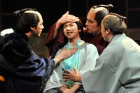 ミュージカル「しゃばけ」より、中央は体調を心配される植田圭輔演じる一太郎。