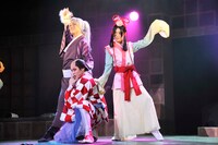 ミュージカル「しゃばけ」より、左から福井将太演じる守狐、藤原祐規演じる屏風のぞき、大平峻也演じる鈴彦姫。
