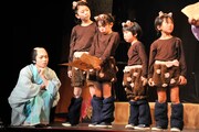 ミュージカル「しゃばけ」より、左は植田圭輔演じる一太郎。