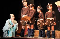 ミュージカル「しゃばけ」より、左は植田圭輔演じる一太郎。