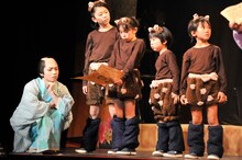 ミュージカル「しゃばけ」より、左は植田圭輔演じる一太郎。
