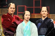 ミュージカル「しゃばけ」フォトセッションの様子。左から滝川英治、植田圭輔、中村誠治郎。