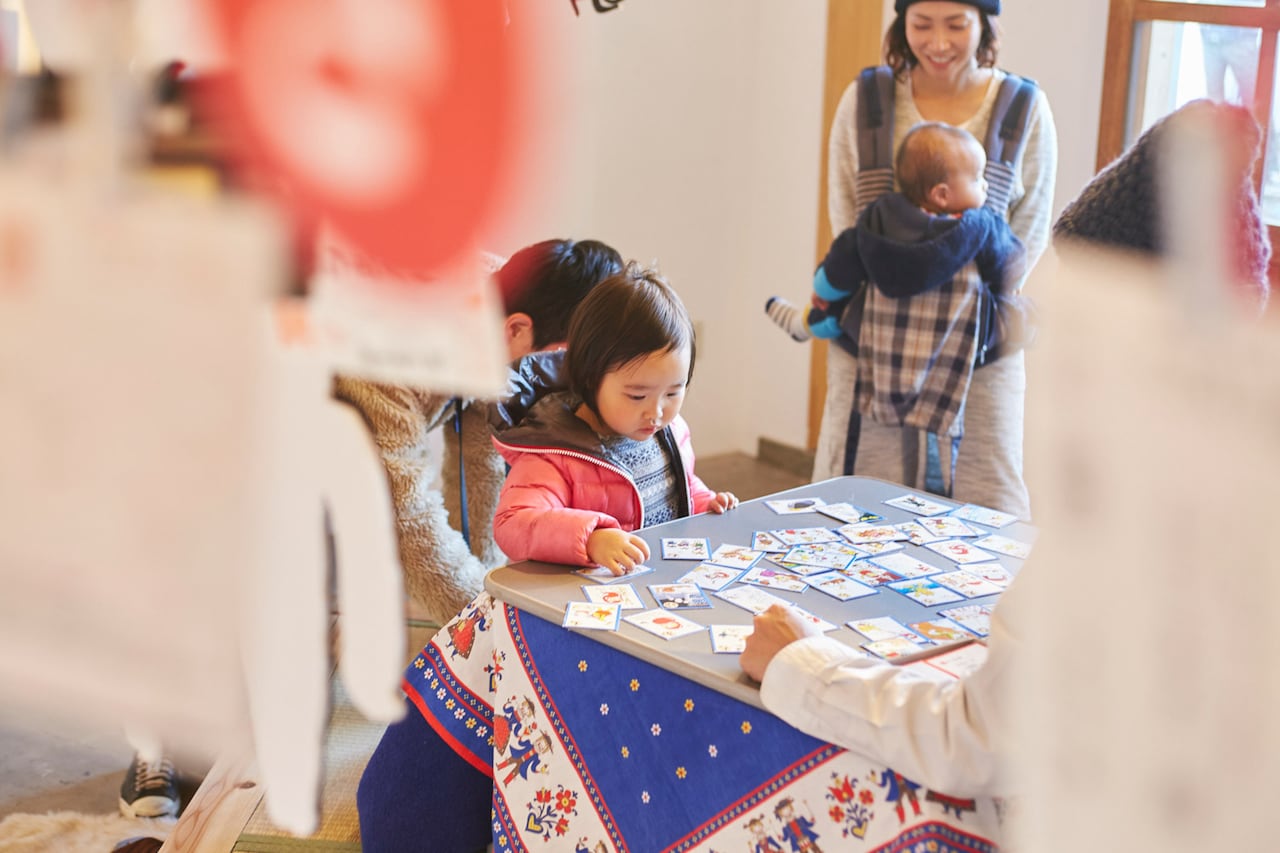 「音楽と演劇の年賀状展」の様子。（photo:kozo）