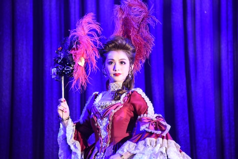 綺咲愛里演じるマルグリット・サン・ジュスト。