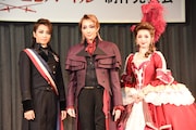 宝塚歌劇星組「ミュージカル『THE SCARLET PIMPERNEL(スカーレット ピンパーネル)』」製作発表会より、左から礼真琴、紅ゆずる、綺咲愛里。