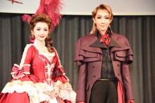 宝塚歌劇星組「ミュージカル『THE SCARLET PIMPERNEL（スカーレット ピンパーネル）』」製作発表会より、左から綺咲愛里、紅ゆずる。