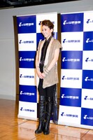 「『越路吹雪に捧ぐ』発売記念　龍真咲スペシャルイベント」フォトセッションより龍真咲。（撮影：高樹涼子）